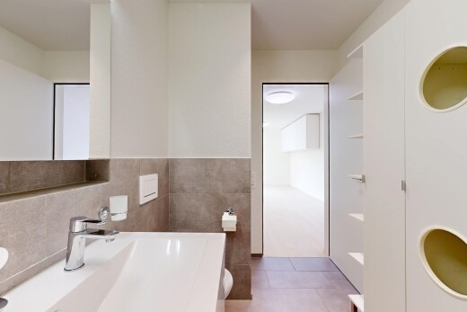 salle de bains avec lavabo (ou coiffeuse selon le contexte), évier, miroir, inside property, et light floor
