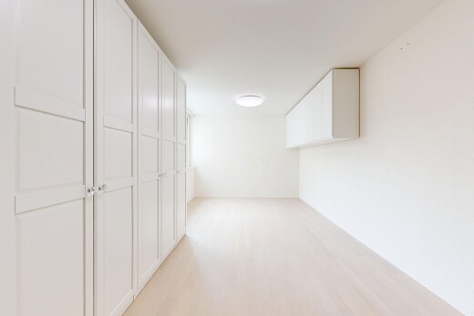 pièce vide avec wood finish floor, sol en finition bois, drywall, cloison sèche, et inside property