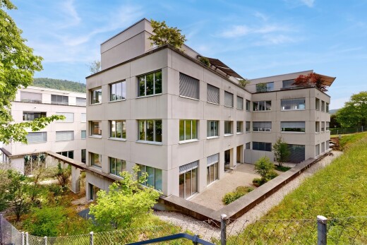 extérieur du bâtiment avec clôture, vue sur le complexe d'appartements, apartment complex view, et day time