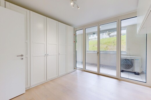 pièce vide avec light floor, inside property, wood finish floor, sol en finition bois, et natural light