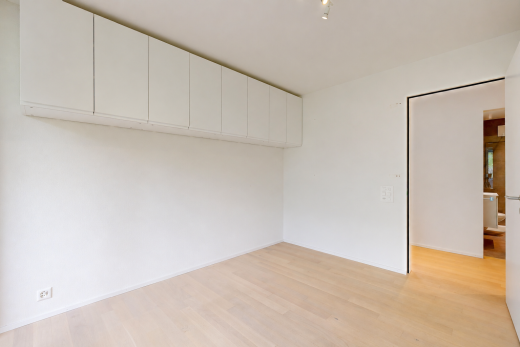 pièce vide avec sol en finition bois, wood finish floor, cloison sèche, drywall, et inside property