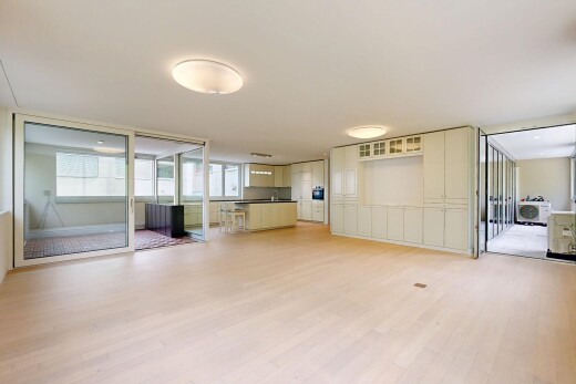 pièce vide avec wood finish floor, sol en finition bois, inside community, natural light, et lumière naturelle