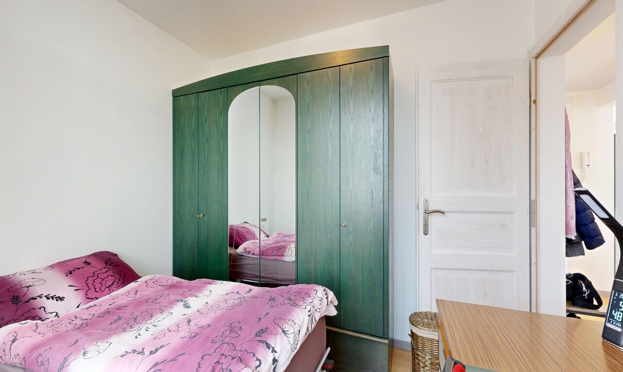 room / bedroom with a closet