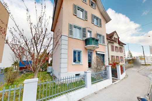 außenansicht mit zaun, day time, und power lines view