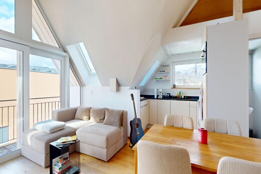 salon / salle à manger avec plafond voûté, vaulted ceiling, inside property, sol en finition bois, et wood finish floor