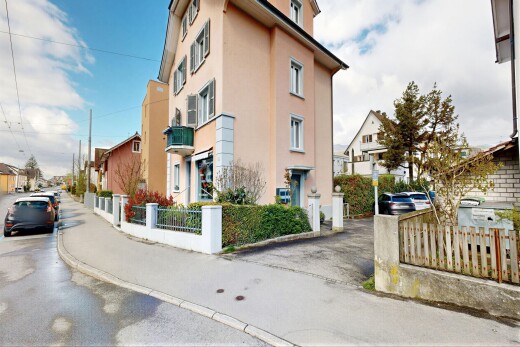 außenansicht mit zaun und day time