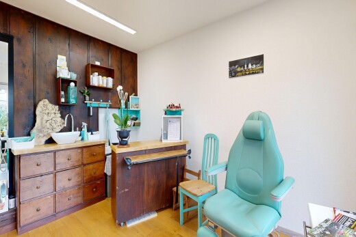 bureau avec cloison sèche, drywall, sol en finition bois, wood finish floor, et light floor