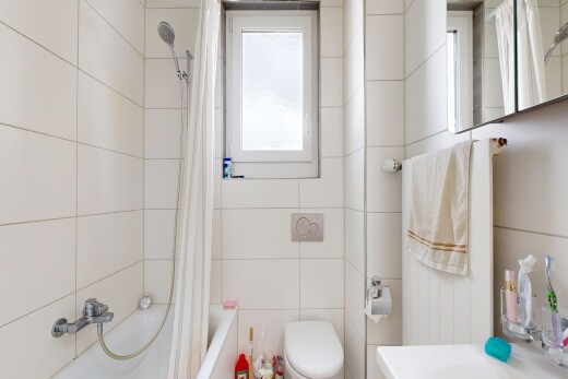 bad mit spiegel, komplettes badezimmer, inside property, kombiniertes bad / dusche, und natural light