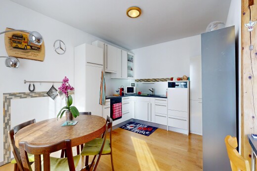 cuisine avec cuisine en forme de l, l shaped kitchen, armoires blanches, white cabinets, et full kitchen