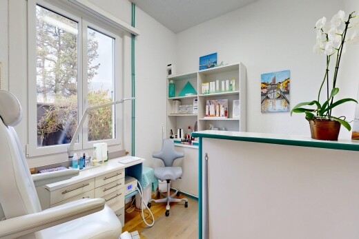 bureau avec espace bureau, inside property, natural light, lumière naturelle, et wood finish floor