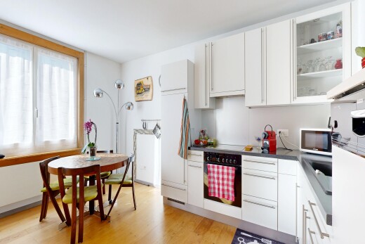 cuisine avec armoires avec insert en verre, glass insert cabinets, armoires blanches, white cabinets, et lumière naturelle