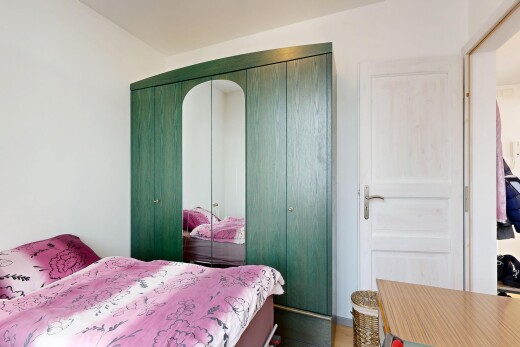 zimmer / schlafzimmer mit gipskartonwand, drywall, inside property, und kleiderschrank