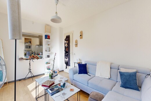 wohnzimmer mit gipskartonwand, drywall, inside property, holzfußboden, und wood finish floor