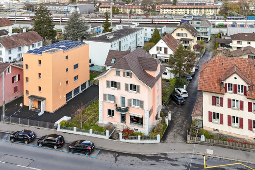 extérieur du bâtiment avec clôture