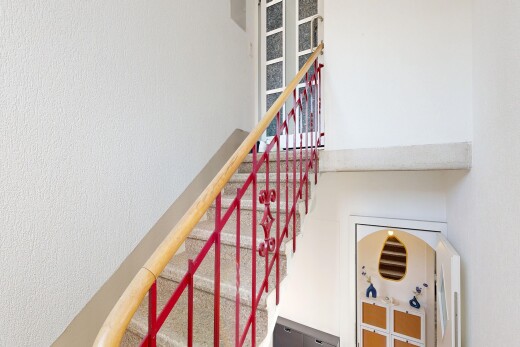 escaliers avec inside property, escaliers, cloison sèche, et drywall