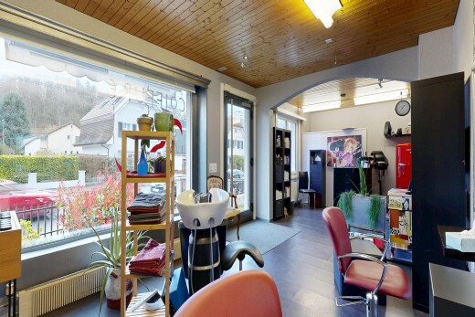 wohn- / esszimmer mit gewölbte gehwege, natürliches licht, natural light, inside community, und holzdecke