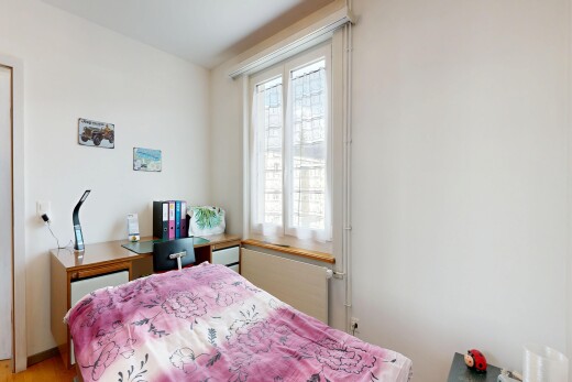 zimmer / schlafzimmer mit gipskartonwand, drywall, inside property, natürliches licht, und natural light