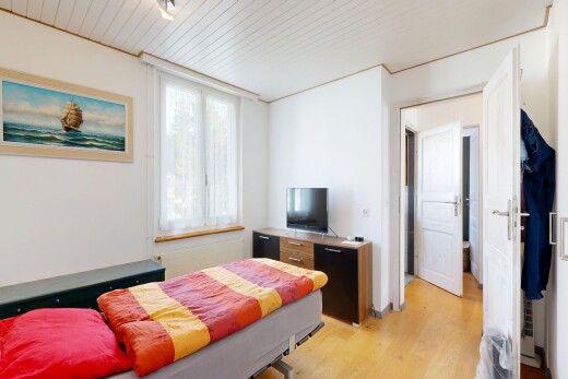 zimmer / schlafzimmer mit fernseher, inside property, natural light, natürliches licht, und wood finish floor