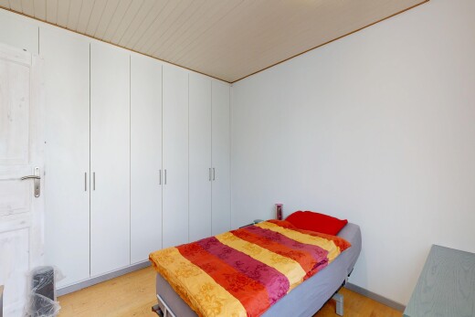 zimmer / schlafzimmer mit inside property, wood finish floor, holzfußboden, light floor, und drywall