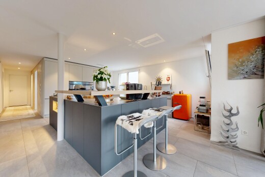 kitchen featuring a kitchen breakfast bar, a kitchen island, recessed lighting, and modern cabinets