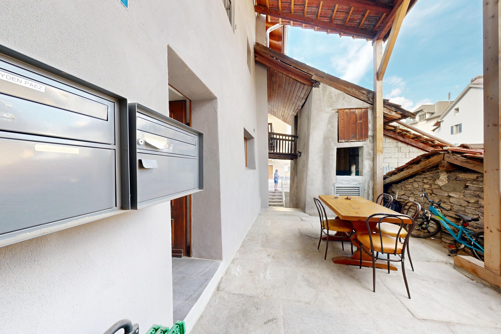terrasse avec coin repas extérieur, day time, et terrasse