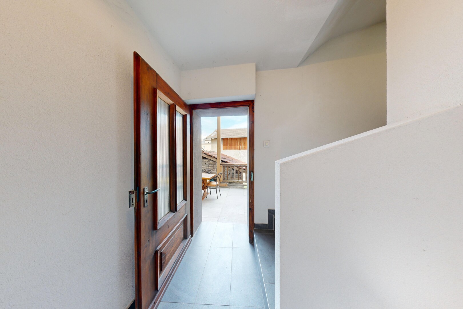 couloir avec inside property, drywall, cloison sèche, et light floor