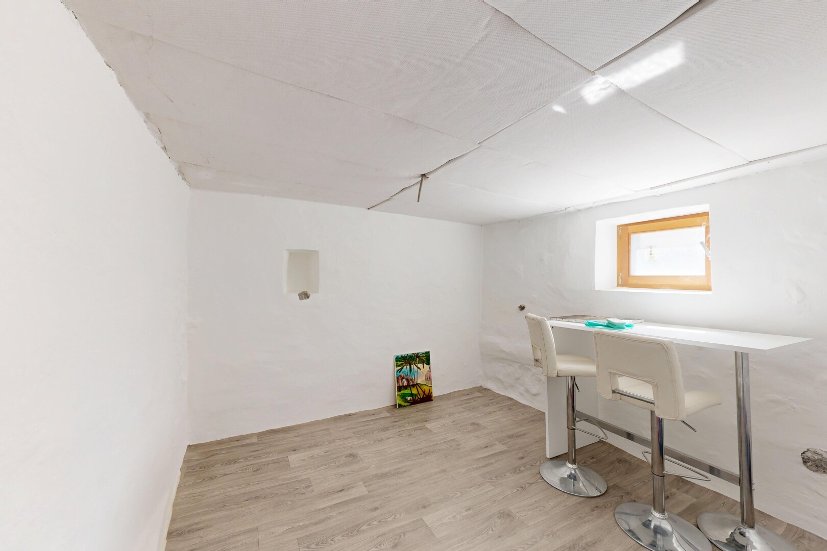 pièce vide avec wood finish floor, sol en finition bois, lumière naturelle, drywall, et cloison sèche