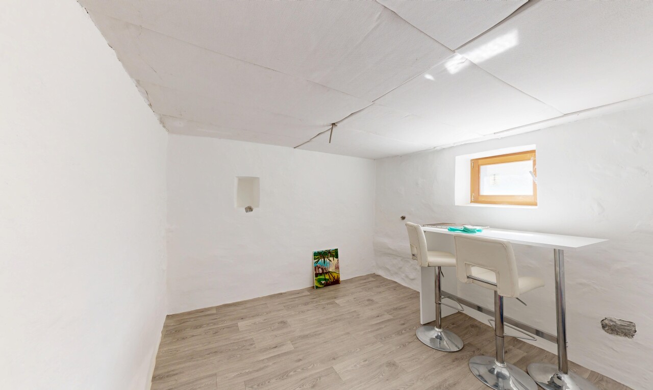 pièce vide avec wood finish floor, sol en finition bois, lumière naturelle, drywall, et cloison sèche