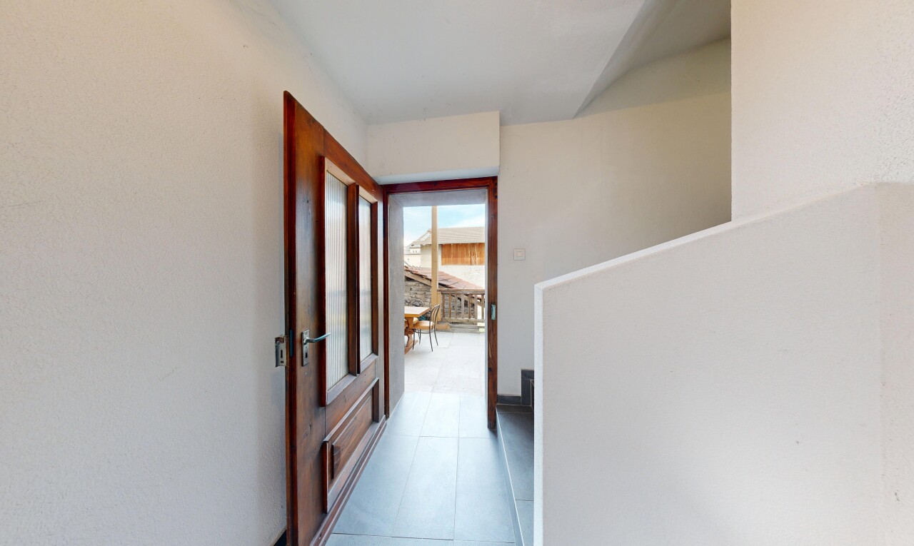 couloir avec inside property, drywall, cloison sèche, et light floor