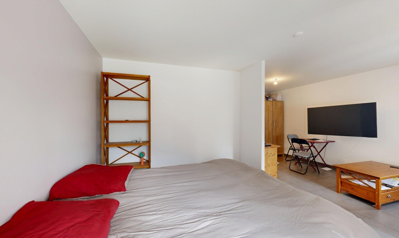 chambre avec télévision, cloison sèche, drywall, et espace bureau