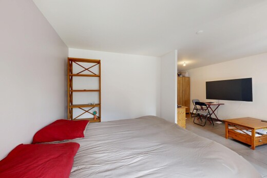 chambre avec télévision, cloison sèche, drywall, et espace bureau
