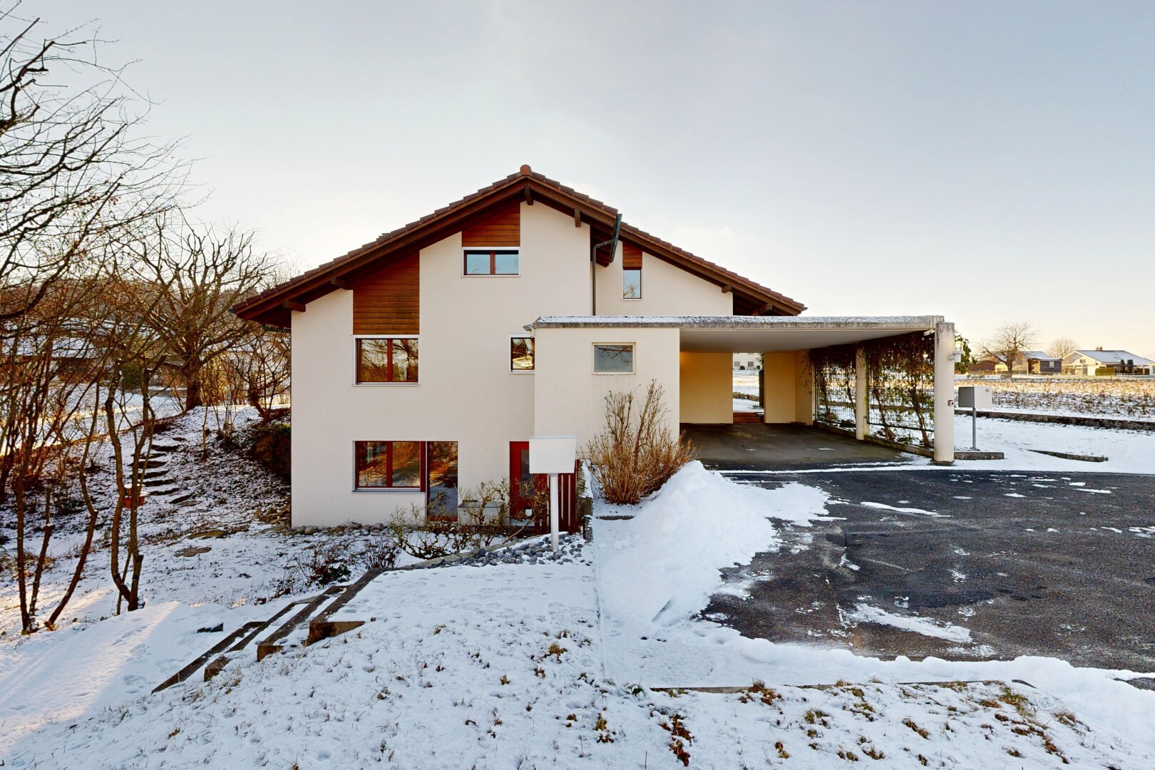 außenansicht mit carport angeschlossen, property visible, und stuckverkleidung