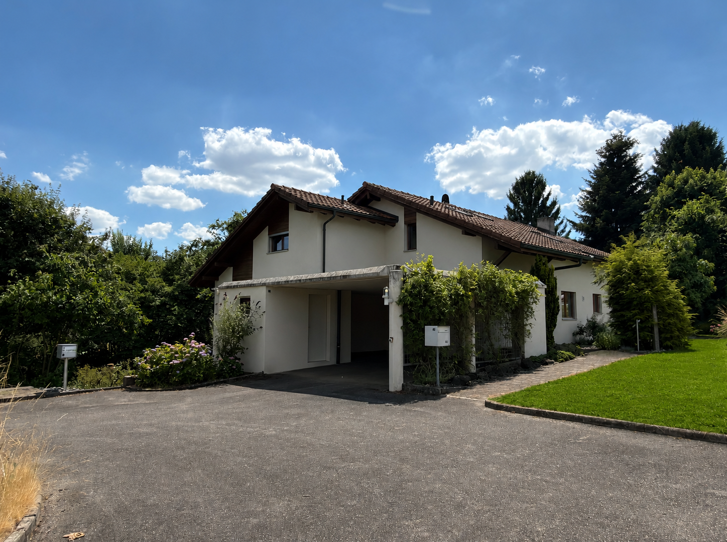 außenansicht mit ziegeldach, property visible, auffahrt, day time, und rasen