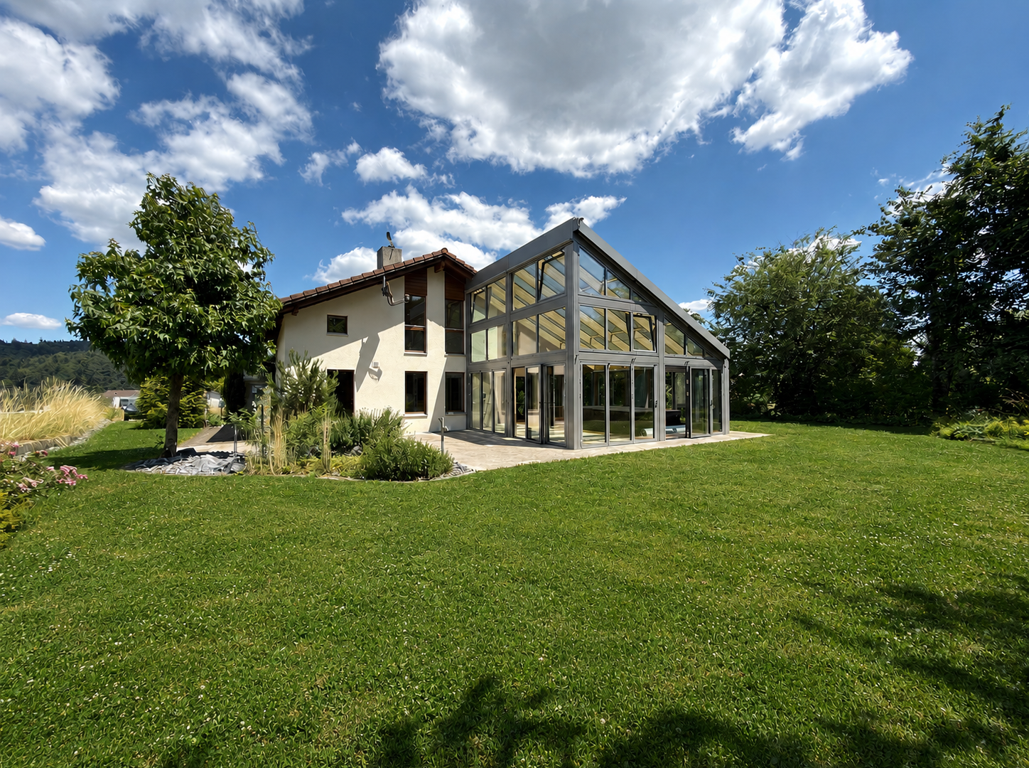 außenansicht mit wintergarten, rasen, property visible, day time, und schornstein