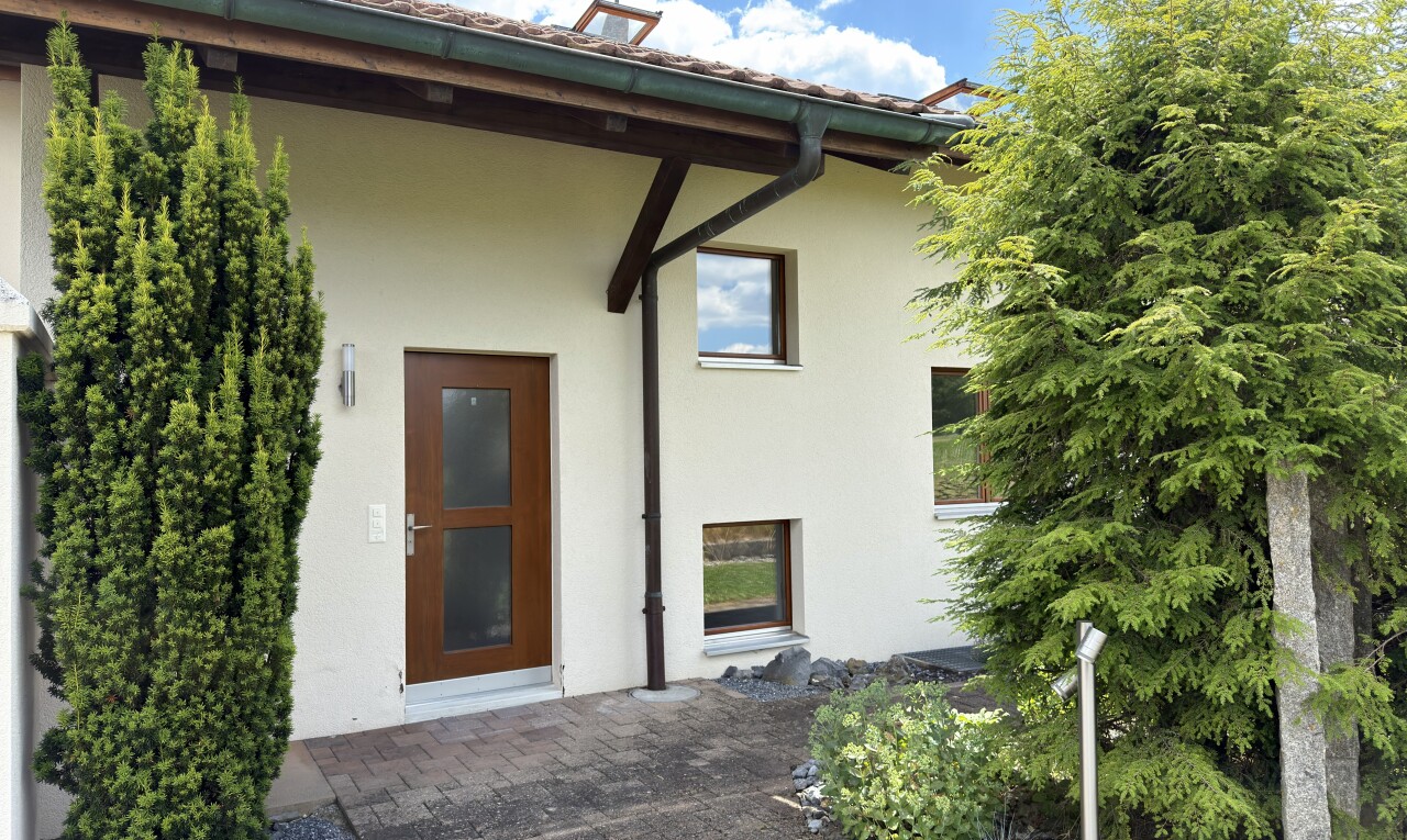 außenansicht mit stuckverkleidung, day time, und property visible