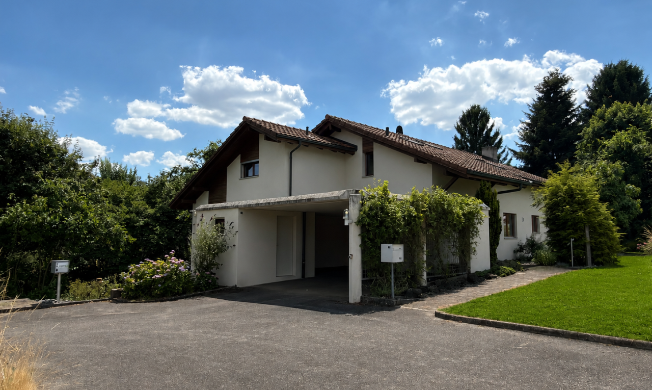 außenansicht mit ziegeldach, property visible, auffahrt, day time, und rasen