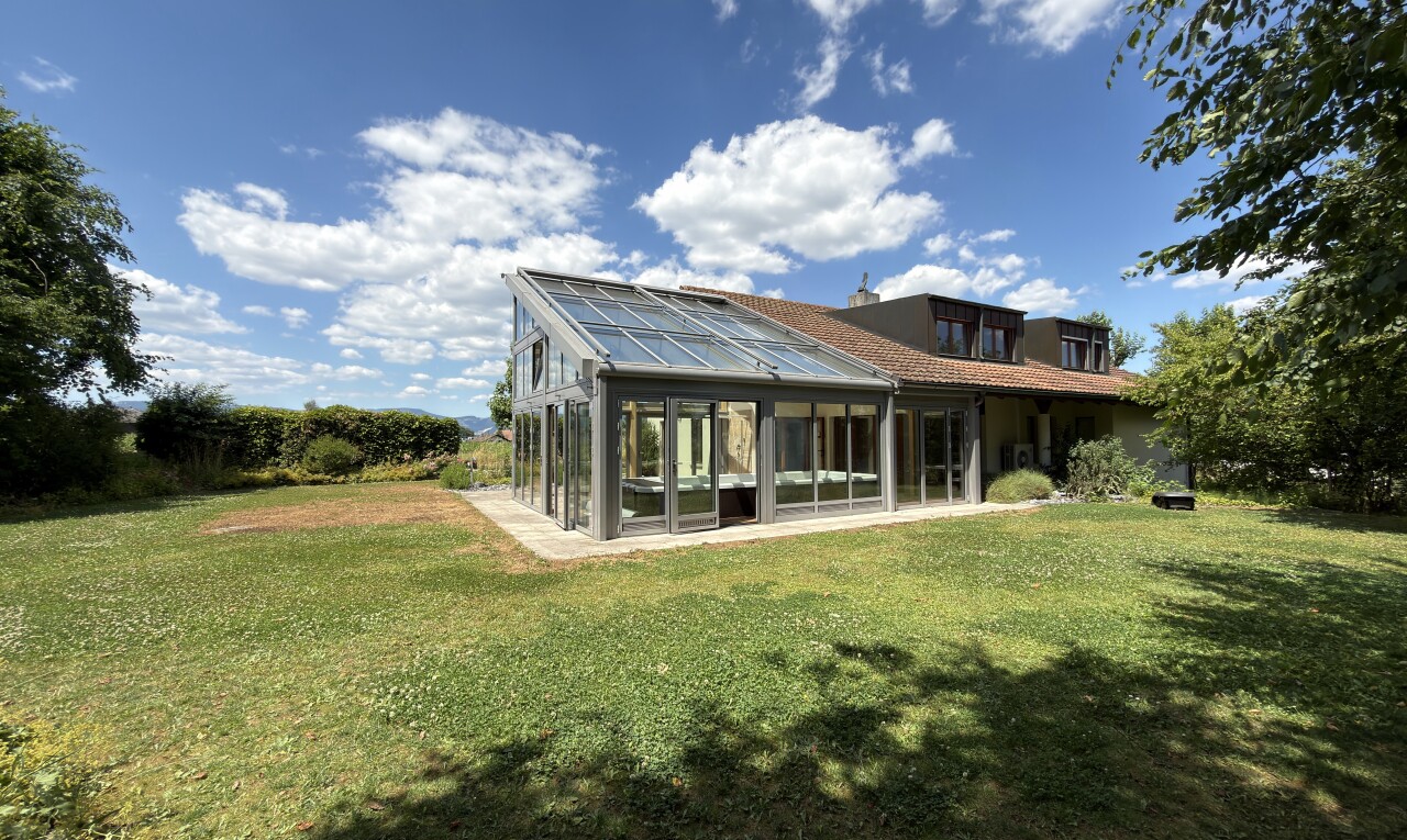 außenansicht mit wintergarten, rasen, from property, property visible, und day time