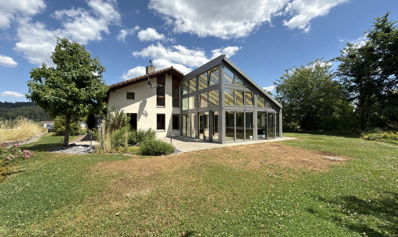 außenansicht mit wintergarten, rasen, property visible, terrasse, und day time