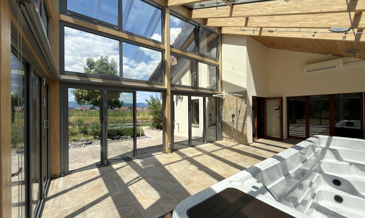 rezeption / lobby mit day time, high ceiling, natürliches licht, vaulted ceiling, und inside property