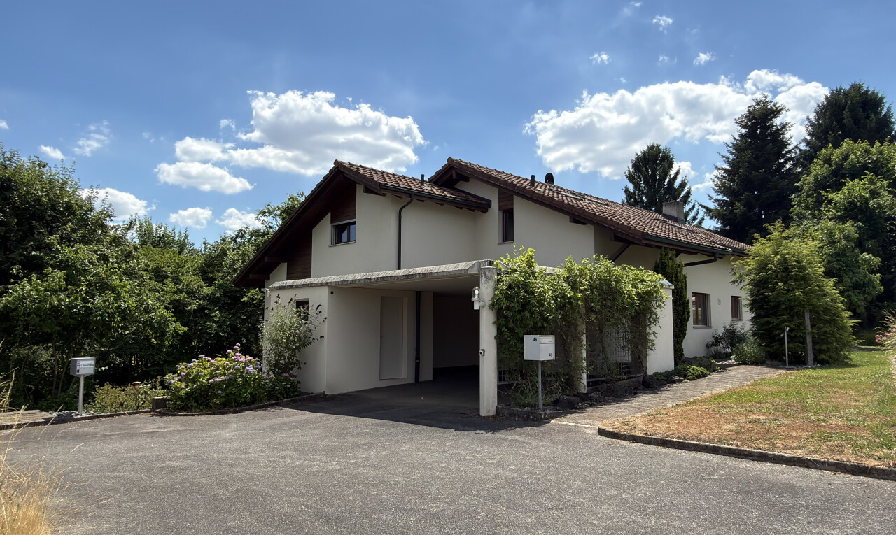 außenansicht mit property visible, ziegeldach, day time, auffahrt, und stuckverkleidung