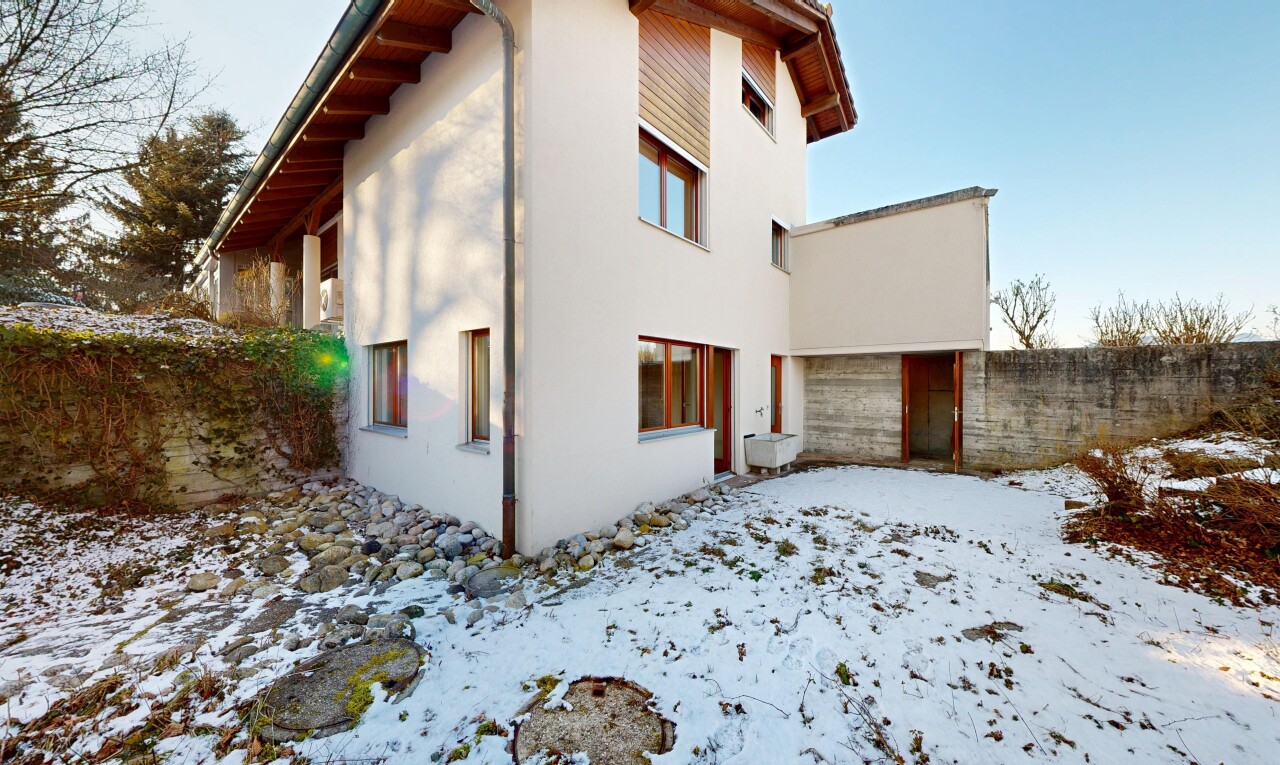 außenansicht mit zaun, stuckverkleidung, property visible, und snow