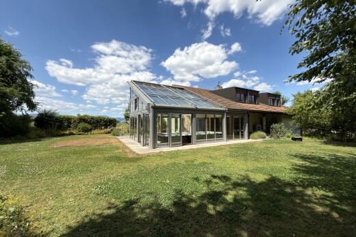 außenansicht mit wintergarten, rasen, from property, property visible, und day time