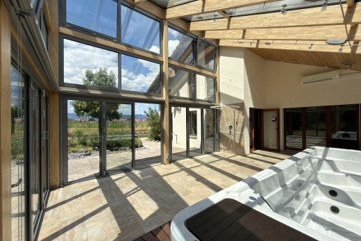 rezeption / lobby mit day time, high ceiling, natürliches licht, vaulted ceiling, und inside property