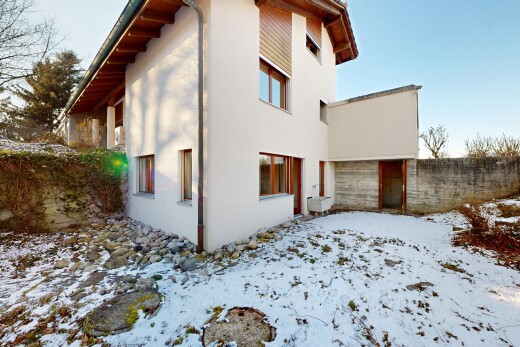 façade avec clôture, bardage en stuc, property visible, et snow