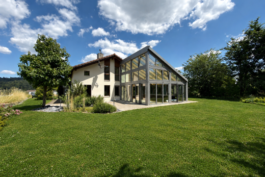 außenansicht mit wintergarten, rasen, property visible, day time, und schornstein