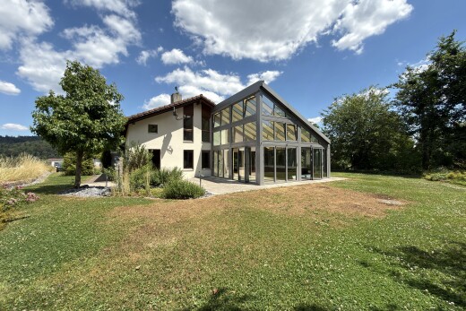 außenansicht mit wintergarten, rasen, property visible, terrasse, und day time