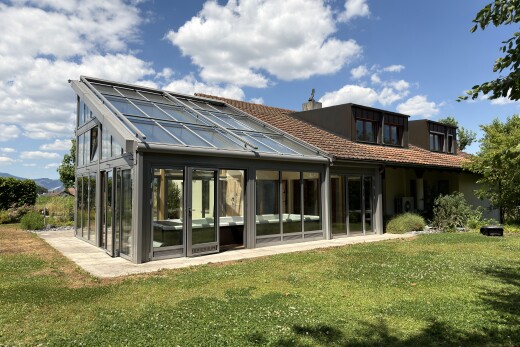 außenansicht mit wintergarten, rasen, property visible, day time, und from property