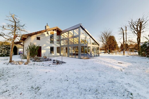 façade avec bardage en verre, cheminée, property visible, snow, et terrasse