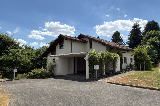 außenansicht mit property visible, ziegeldach, day time, auffahrt, und stuckverkleidung