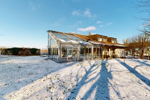 außenansicht mit property visible, day time, snow, und wintergarten